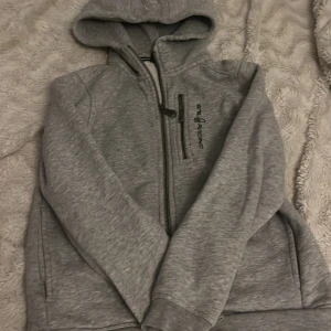 Sail racing kofta - Säljer nu min gamla sail racing kofta pågrund utav att den jag blivit alderles förlåt å då inte kommer till användning ,jätte fint skick 💗