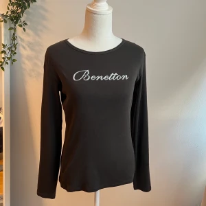 Brun långärmad tröja - Köpt second hand, mycket bra skick. Frakt tillkommer på 51 kr!