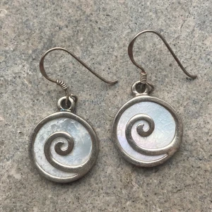 Skimrande örhängen - Hantverk men inte av mig. :)  Kan posta för 13 annars hämtas de på Gärdet :)