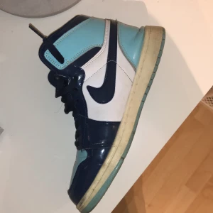 Jordans - Blåa jordans i storlek 37. Kommer inte till använding längre