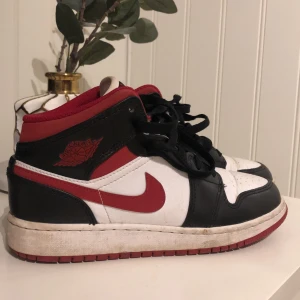 Jordans - Säljer mina jordan 1, dom är i storlek 36,5 och använda ett fåtal gånger. Köpta för ett halvår sen. Pris kan disskuteras