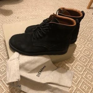 Dimme kängor  - Svart mocca med brunt skinn på insidan. Använda ett fåtal gånger så i mycket fint skick, true to size