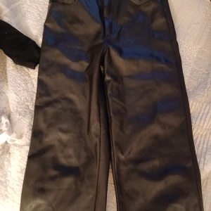 Gina tricot skinnbyxor  - Strl 36, är knappt använda och det finns inga revor. Mer bilder och info i pm. Köparen står för frakten💕