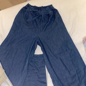 Mörkblå straight byxor från H&M  - Snygg oanvänd mörkblåa straight loose byxor från H&M. Flowigt material ej denim. Ordpris 199kr