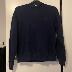 POLO RALP LAUREN HOODIE - Säljer denna ralph lauren hoodien i bra skick. Den i storlek L (14-16) och passar vuxen M.