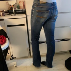 Lågmidjade Nudie jeans - Hej! Säljer mina favvo jeans nu då dom har blivit alldeles för små på mig, wash färgen på dessa jeans e så sjukt snyggt🤩finns en liten liten fläck som på jeansen men som man absolut inte märker men kände att det kunde va bra att veta! Skriv gärna❤️‍🔥bootcut!