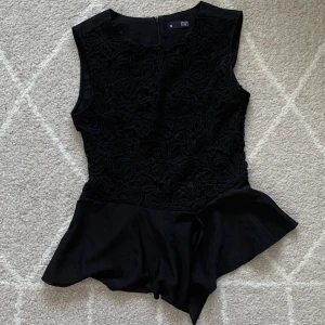 Svart tröja - Säljer nu denna superfina svarta tröja från F&F i storlek M💗