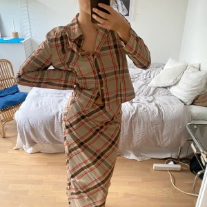 Kjol och skjorta - set - Skitsnyggt rutigt set med skjorta och maxikjol från Oui❤️‍🔥 strl 40 på kjolen men passar mig som vanligtvis är 36!! Skjortan är S. 