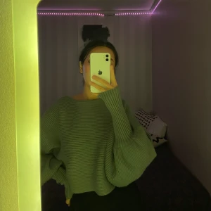 Zara - Grön stickad tröja med vida ärmar, jätte fint färge i storlek s