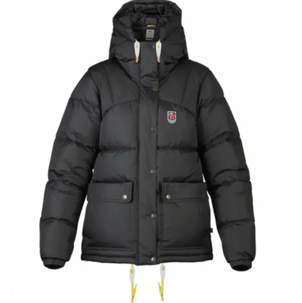 Hej! Nu var det dags för mig att sälja min älskade Fjällräven expedition down jacket i svart. Säljer pga har köpt en ny vinterjacka så den kommer inte komma till användning. Har inga defekter förutom att den ena vita brickan lossnat. Storlek xxs. Jackor.