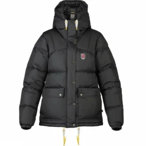 Fjällräven jacka  - Hej! Nu var det dags för mig att sälja min älskade Fjällräven expedition down jacket i svart. Säljer pga har köpt en ny vinterjacka så den kommer inte komma till användning. Har inga defekter förutom att den ena vita brickan lossnat. Storlek xxs