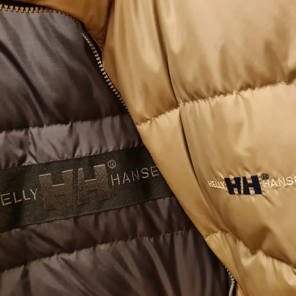 Säljer jättefin Helly Hansen Vändbar dunjacka Stl. XL bekväm och snygg hela vintern. använda fåtal gånger  Det ser ut som ny  Kommer från ett Rökfritt och Djurfritt hem. Jackor.