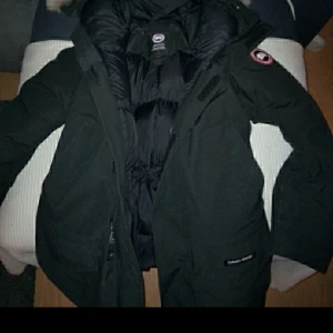 Äkta Canada Goose Jacka! - Jackan är i nyskick för jag beställde fel storlek. Men användt den några gånger haft den i ungefär 3 månader. Den är jätte varm och väldigt väldigt bra kvalite:). Inga hål repor eller liknande. Vid snabbaffär blir det billigare