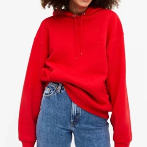 Hoodie  - Säljer denna röda hoodien från monki ❤️som aldrig är använd 