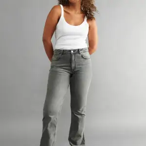 Full lenght flare petite jeans från GinaTricot, nyskick använda fåtal gånger. Storlek 38, passar 36 också! Perfekt längd för mig som är 168 cm lång. Kontakta vid fler bilder och önskemål. Slutsålda på hemsidan ❤️‍🔥