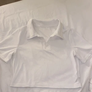 Vit kroppad t-shirt från Shein - En gång använt fin vit kropp/tshirt från shein😍den funkar som ett xs -s också 