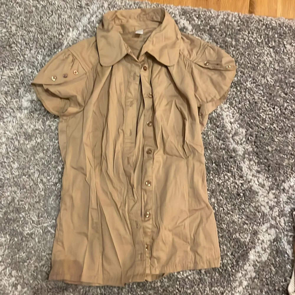 En brunaktig skjorta från vero moda i strl xs . Skjortor.