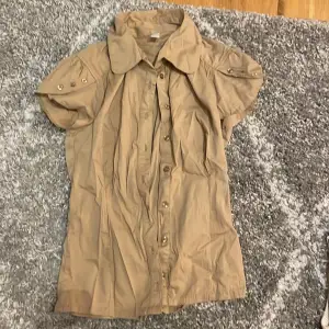 En brunaktig skjorta från vero moda i strl xs 