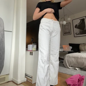 Vita Manchesterbyxor - Från zara. Använda 2-3 ggr men i bra skick.