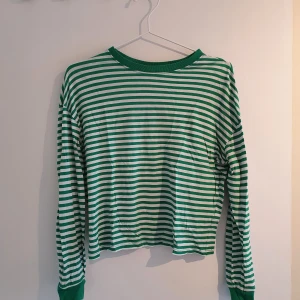 Randig tröja - Randig tröja från H&M som inte användts så mycket. Köparen står för frakt!