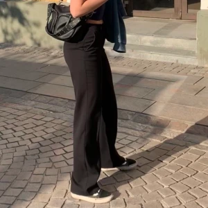 Kostymbyxor - Säljer dessa supersnygga kostymbyxor!! De är långa i benen och passar mig som är 1,76!🤩🤩