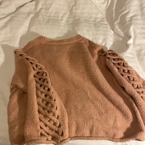 Stickad tröja  - Fin stickad tröja i bra skick från Zara. Storlek:S men är ganska stor i storleken så passar även M.  