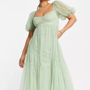 Superhärlig balklänning  - Säljer min superfina balklänning endast använd en gång, alltså så gott som nyskick. Klänningen når ner till marken på mig (för referens är jag 175cm). Nypris 1150kr. skriv gärna vid frågor! 💛