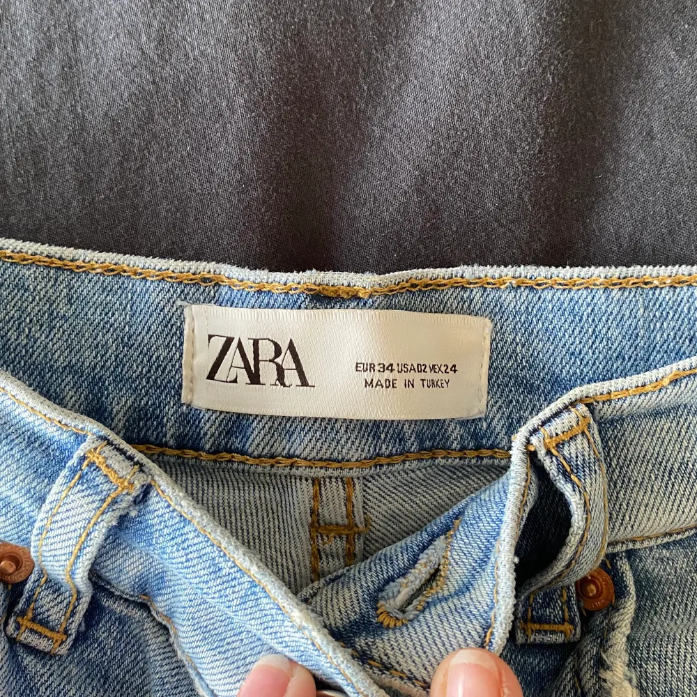 Jeans från Zara i ljus tvätt och med cool ”cut” nedtill, storlek 34☺️medelhög/lågmidjade jeans i rak passform . Jeans & Byxor.