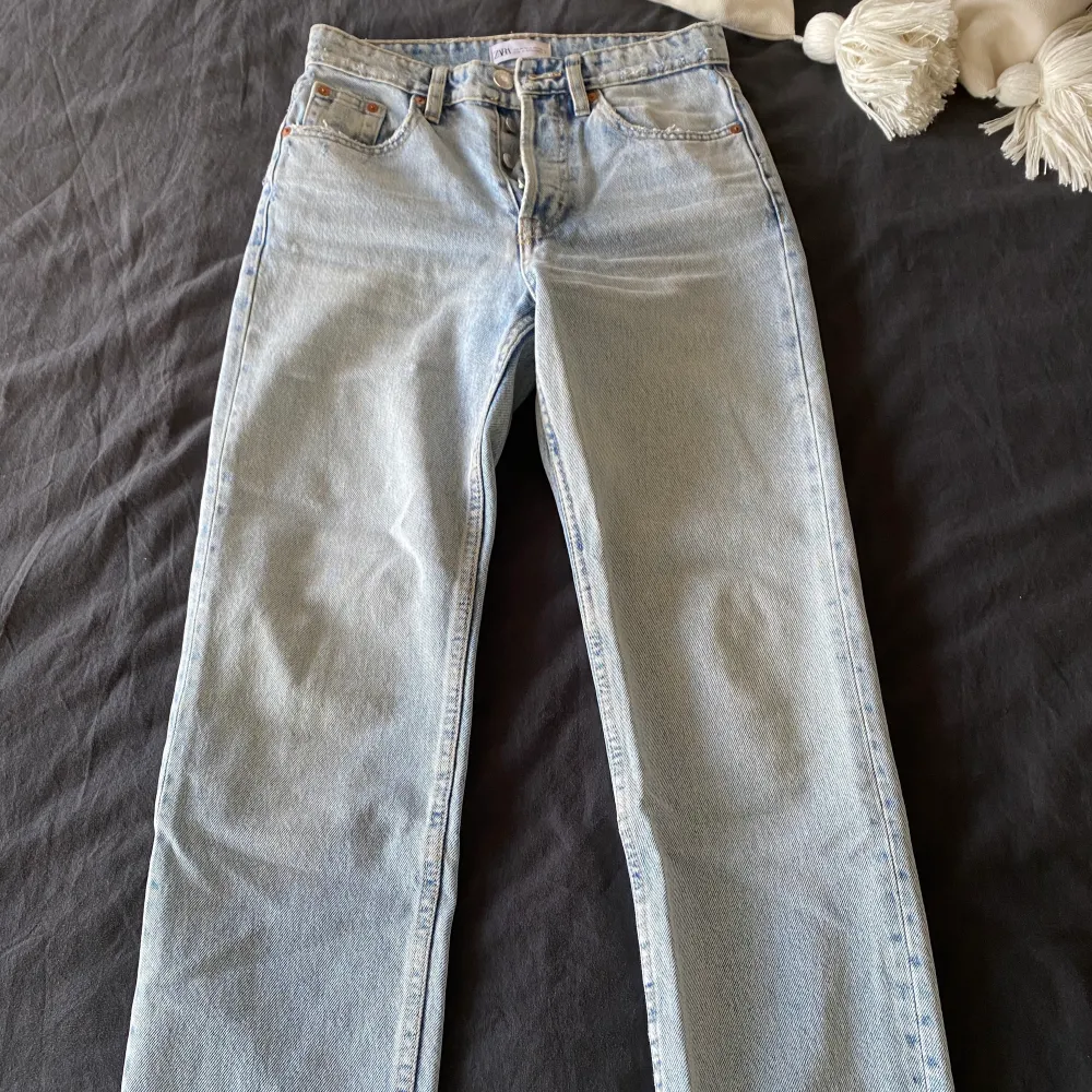 Jeans från Zara i storlek 34, rak passform💫. Jeans & Byxor.