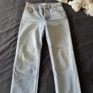 Jeans från Zara i storlek 34, rak passform💫