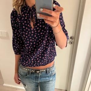 Blus - Lila blus som är lite kort!! 