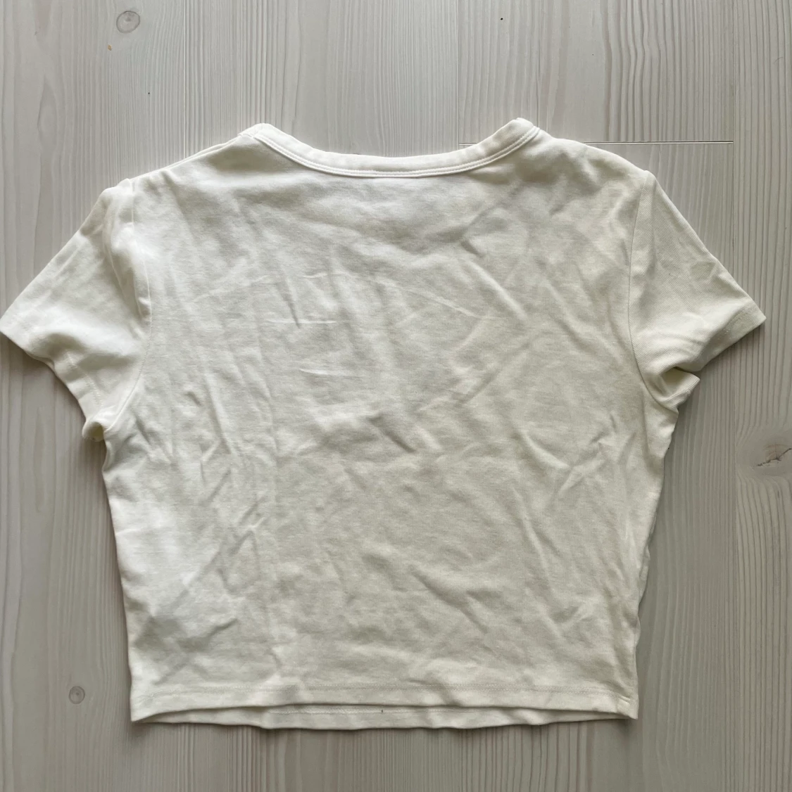 Croppad t-shirt med fjäril - Bershka - 90