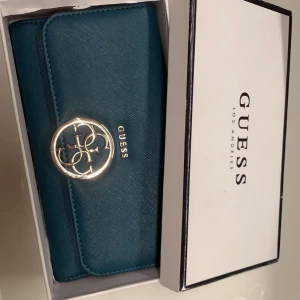 Plånbok - Säljer min helt oanvända plånbok i märket GUESS!
