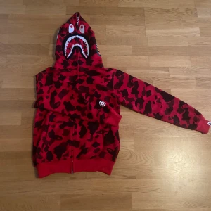 Röd Bape Shark Hoodie - Skriv i dms om intresse, tar inte imot bytet,  köpare står för frakt🙌🏽💯