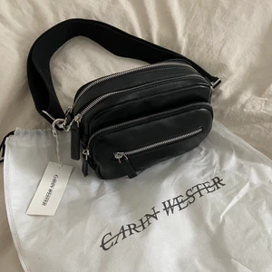 Väska - Jättefin men har tyvärr aldrig kommit till användning (prislappen sitter kvar) Bandet går att justera så att den både kan vara crossbody och axelväska🤍 