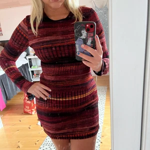 klänning - super fin långärmad klänning som är använd fåtal gånger, tyvärr för kort för mig som är 170, osäker på storleken men antingen M eller L, frakt tillkommer 