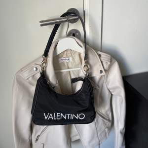Liten valentino handväska! Super fin och stilren, svart o guldiga detaljer 🤍  Köpt på zalando men finns inte där längre!