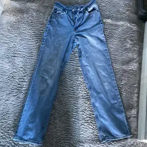 Ett par högmidjade jeans 
