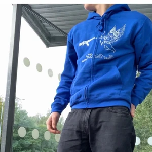 Best yet to come - zip hoddie - Lånad bild💙 säljer min best yet to come zip up då den inte kommer till användning, använd 2 ggr pga inte min stil, ser ut som ny
