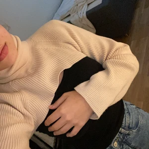 Halv polotröja - Använt ett par gånger men inget sönder eller märkbart använd. Beige färg, passar xs som s och kan nog passa m också