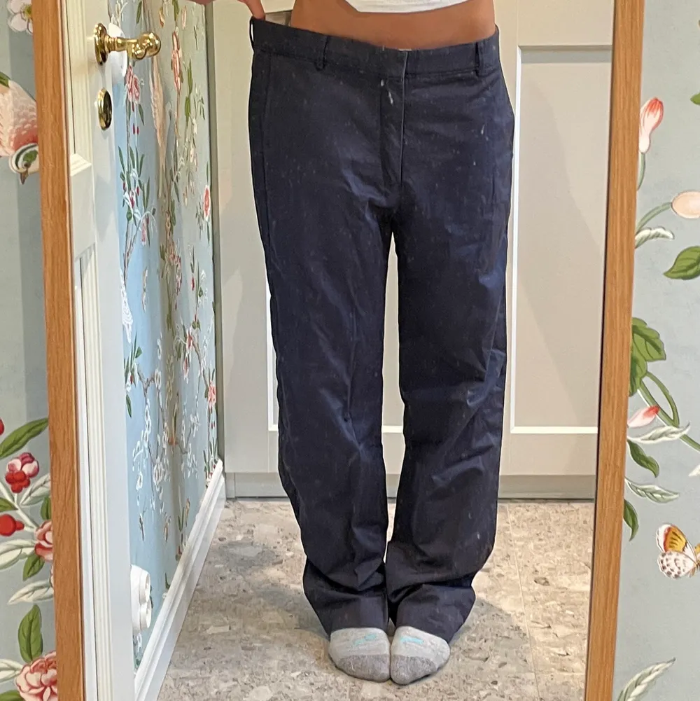 Stora marinblå kostymbyxor😄 Aldrig använda av mig men köpta secondhand☺️ Passar bra i längd för mig som är 1.80🙌. Jeans & Byxor.