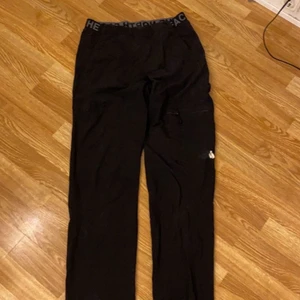 North face byxor - Köpte den i sommren 2020. Jätte sköna och fina. Dem har ett hål i högra knät men den snyns inte så mycket. 6.5/10 sickt