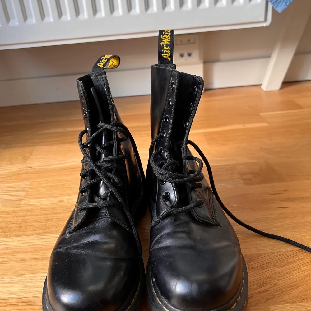 Svarta dr martens kängor i strl 37. Använda i syfte att gå in dem men insett att mina fötter inte är gjorde för dessa. Så synd då jag älskar dem egentligen. Superfräscha, inga konstigheter! . Skor.