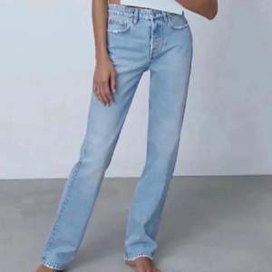 Intressekoll på mina Ass snygga jeans från zara i storlek 34.  Skriv om du har frågor!💓💓(Andra bilden är lånad) 