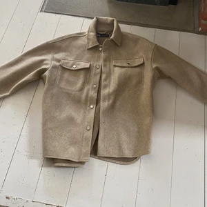 Jag säljer en kappa från zara. Den är väldigt bra nu för hösten. Jag kan mötas upp eller skicka men om jag skickar kommer det att bli dyrare. - Kappan är oanvänd jag köpte den förra året men har inte använt den någon gång. Den är i storlek S köpte den på zara.