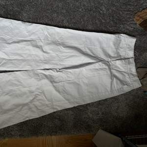 Ett par vida byxor i vitt från Filippa K. Säljs då de är för små för mig. Köpare står för frakt! Samt dem är använda fåtal gånger. Så superbra skick 