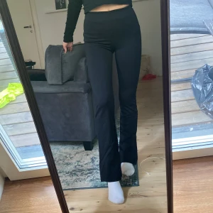 Other stories  - Byxor från Other stories. Använt en gång men det finns två fläckar(bild2 och 3). Jag har inte gjort mitt bästa för att försöka få bort dem, så det kanske går? Syns ej märkbart.