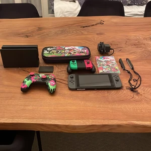 Nintendo switch - Nintendo switch i ett väldigt bra skick med fler spel i Nintendot. Du får även med tre par kontroller och en Nintendo väska