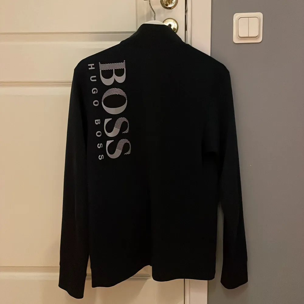 Hugo boss zip tröja, använd fåtal gånger då den är för liten för mig, skick 9/10. Pris ca 1300 kr, säljer den för 500 kr.. Tröjor & Koftor.