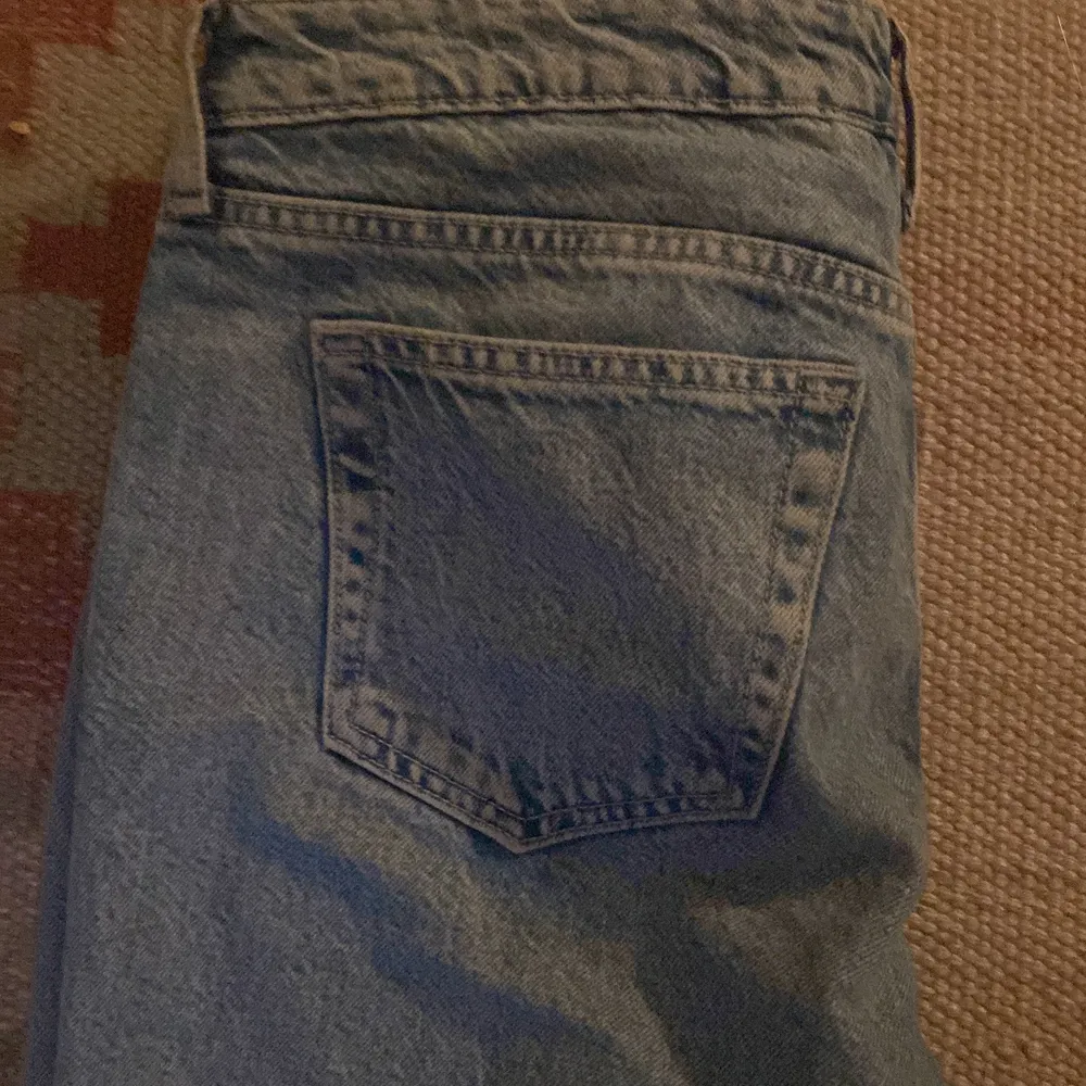 Dem perfekta lågmidjade jeansen, Weekday arrow low. Säljer för att dem inte passade mig, typ inte använda. Postar så snart som jag kan. 💕 . Jeans & Byxor.